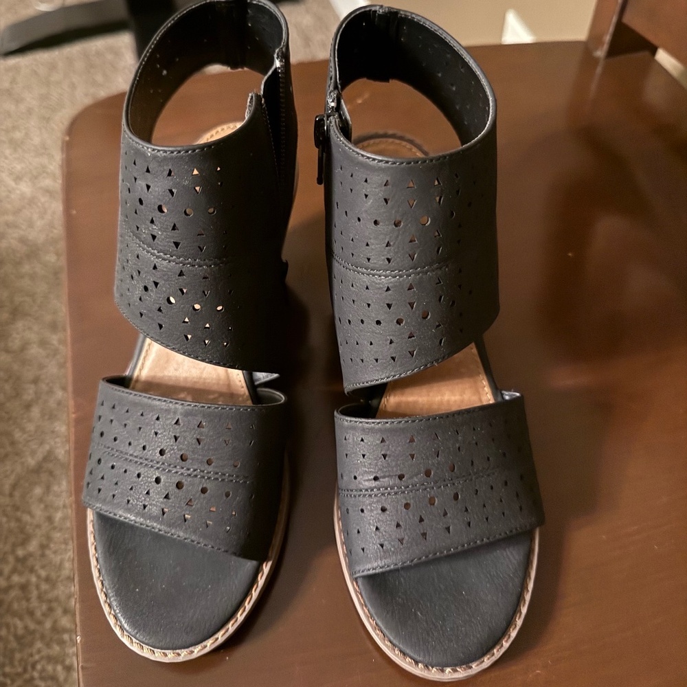 Sandal with 2.5 inch heel